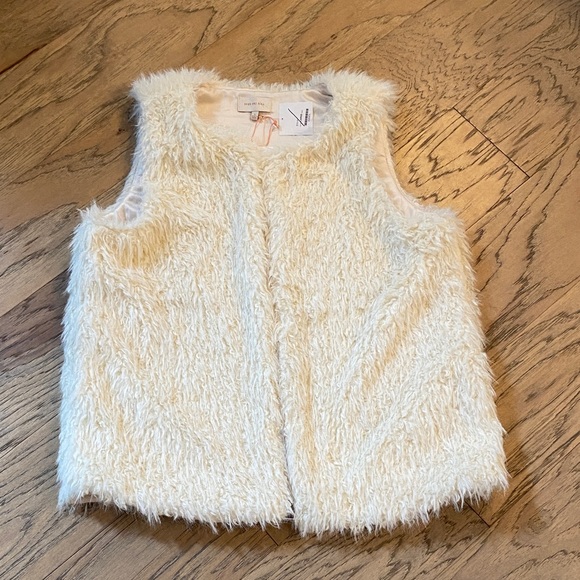 Skies Are Blue Jackets & Blazers - Skies Are Blue Ivory Faux Fur Vest